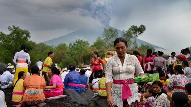 Balinese Hindus conducted a prayer ceremony near the volcano in hope of preventing an eruption, in Muntig village on November 26, 2017. The Geological agency head, Kasbani, said the alert level was because the volcano has shifted from steam-based eruptions to magmatic eruptions. However, he says he’s still not expecting a major eruption. (Sonny Tumbelaka / AFP) Balinese Hindus conducted a prayer ceremony near the volcano in hope of preventing an eruption, in Muntig village on November 26, 2017. The Geological agency head, Kasbani, said the alert level was because the volcano has shifted from steam-based eruptions to magmatic eruptions. However, he says he’s still not expecting a major eruption. (Sonny Tumbelaka / AFP)