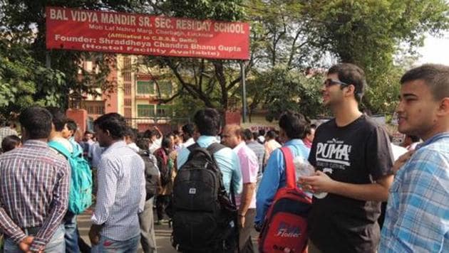 Students going inside exam centre to take JEE (Main) exam.(HT File Photo)