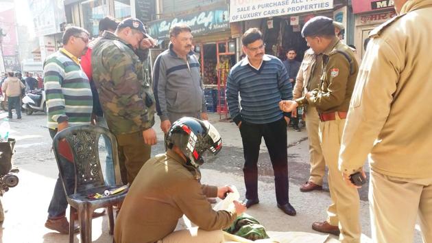 Deputy inspector general of police (DIG) of Garhwal range, Pushpak Jyoti, inspecting the site where a youth was found murdered in Dehradun on Monday.(HT Photo) Deputy inspector general of police (DIG) of Garhwal range, Pushpak Jyoti, inspecting the site where a youth was found murdered in Dehradun on Monday.(HT Photo)