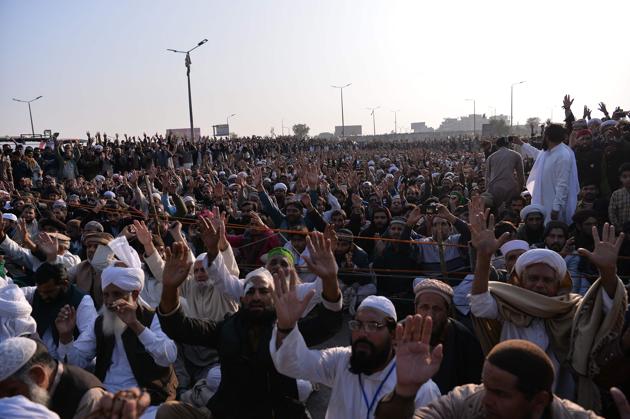 Pakistani protesters from the Tehreek-i-Labaik Yah Rasool Allah Pakistan (TLYRAP) religious group shout religious slogans during a protest in Islamabad on November 26, 2017. (AFP Photo) Pakistani protesters from the Tehreek-i-Labaik Yah Rasool Allah Pakistan (TLYRAP) religious group shout religious slogans during a protest in Islamabad on November 26, 2017. (AFP Photo)