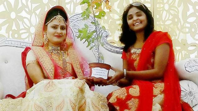 Nidhi Prajapati gifts a Tulsi plant to a bride in Kota.(AH Zaidi/HT Photo) Nidhi Prajapati gifts a Tulsi plant to a bride in Kota.(AH Zaidi/HT Photo)