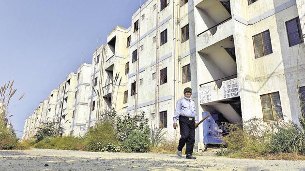 The Rajiv Ratan Awaas Township in Bawana is a ghost town with abandoned apartment buildings constructed for 3,680 poor families in 2008.(Sushil Kumar/HT PHOTO)
