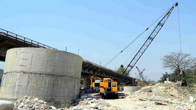 Work in progress near Saptrishi-Bhoopatwala stretch of NH-58 in Haridwar.(HT Photo) Work in progress near Saptrishi-Bhoopatwala stretch of NH-58 in Haridwar.(HT Photo)