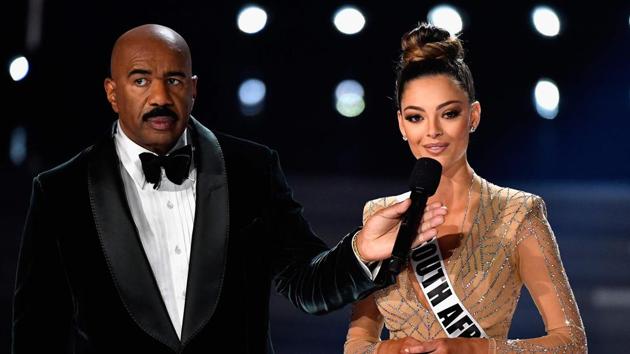 Television personality and host Steve Harvey (L) onstage with Miss South Africa 2017 Demi-Leigh Nel-Peters as she answers a question during the interview portion of the 2017 Miss Universe Pageant at The Axis at Planet Hollywood Resort & Casino on November 26, 2017 in Las Vegas, Nevada. F(AFP)