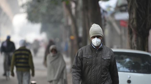 The Air Quality Index of Delhi shot up from 352 on Sunday to 362 on the scale of 500 on Monday. The levels of particulate matter have also been increasing since Saturday. (Sushil Kumar/Hindustan Times) The Air Quality Index of Delhi shot up from 352 on Sunday to 362 on the scale of 500 on Monday. The levels of particulate matter have also been increasing since Saturday. (Sushil Kumar/Hindustan Times)