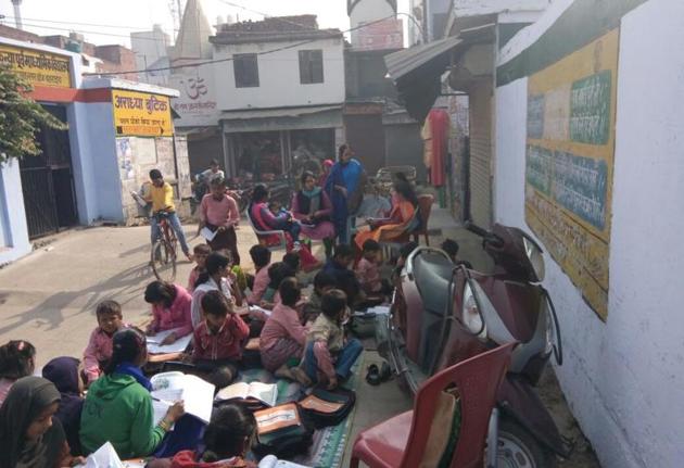 Locals were surprised to see teachers taking classes on the road in front of the school and soon the news spread. (HT Photo) Locals were surprised to see teachers taking classes on the road in front of the school and soon the news spread. (HT Photo)