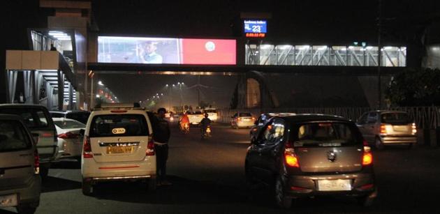 The ‘running display screens’ set up on both sides of a foot over bridge (FoB) near a mall appear to distract drivers. (Subhankar Chakraborty/HT Photo) The ‘running display screens’ set up on both sides of a foot over bridge (FoB) near a mall appear to distract drivers. (Subhankar Chakraborty/HT Photo)
