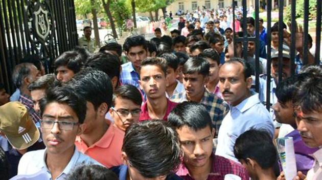 Aspirants of JEE Mains 2017 come out from one of the JEE Mains examination centre in Jaipur. (HT File Photo) Aspirants of JEE Mains 2017 come out from one of the JEE Mains examination centre in Jaipur. (HT File Photo)