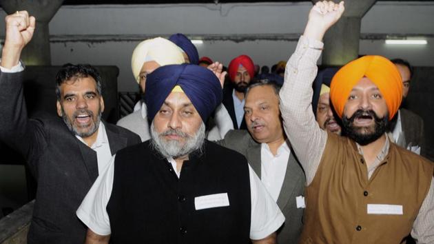 Former Punjab deputy CM Sukhbir Singh Badal along with senior Akali leaders protesting outside the Punjab Vidhan Sabha in Chandigarh on Tuesday. (Keshav Singh/HT) Former Punjab deputy CM Sukhbir Singh Badal along with senior Akali leaders protesting outside the Punjab Vidhan Sabha in Chandigarh on Tuesday. (Keshav Singh/HT)