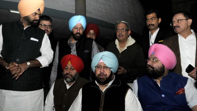 Punjab CM Capt Amarinder Singh, with other Congress leaders, during a press conference outside the Punjab Vidhan Sabha in Chandigarh on Tuesday. (Keshav Singh/HT) Punjab CM Capt Amarinder Singh, with other Congress leaders, during a press conference outside the Punjab Vidhan Sabha in Chandigarh on Tuesday. (Keshav Singh/HT)