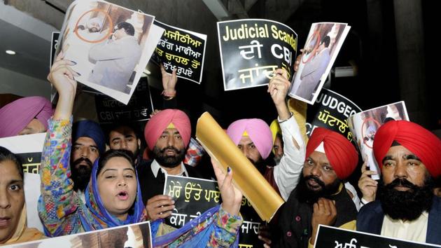 Members of the AAP-Lok Insaaf Party (LIP) protesting outside the Punjab Vidhan Sabha in Chandigarh on Tuesday. (Keshav Singh/HT) Members of the AAP-Lok Insaaf Party (LIP) protesting outside the Punjab Vidhan Sabha in Chandigarh on Tuesday. (Keshav Singh/HT)