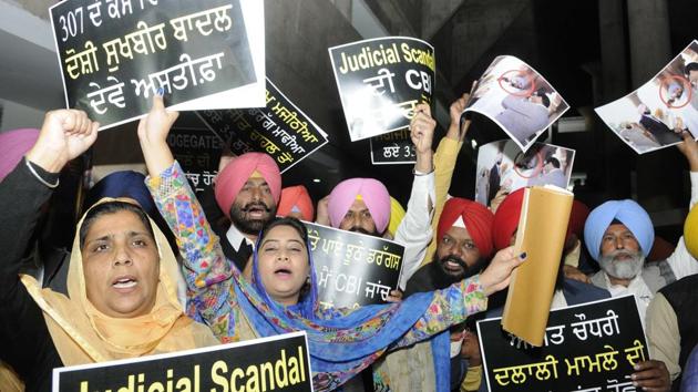 Punjab AAP leader Sukhpal Khaira and Lok Insaf Party (LIP) leader Simarjit Singh Bains, along with other senior leaders, protesting outside Punjab Vidhan Sabha in Chandigarh on Tuesday. (Keshav Singh/HT) Punjab AAP leader Sukhpal Khaira and Lok Insaf Party (LIP) leader Simarjit Singh Bains, along with other senior leaders, protesting outside Punjab Vidhan Sabha in Chandigarh on Tuesday. (Keshav Singh/HT)