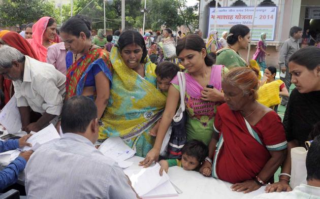 People queue at a Bhamashah scheme camp in Jaipur.(HT File Photo)