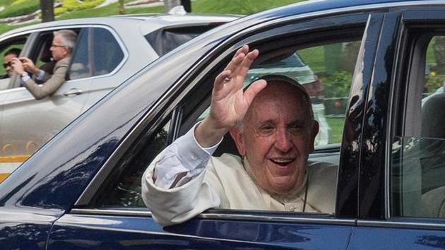 Pope Francis's waves from his car after arriving in Yangon, Myanmar, November 27. (Reuters Photo) Pope Francis's waves from his car after arriving in Yangon, Myanmar, November 27. (Reuters Photo)