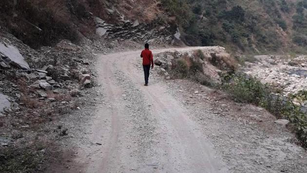 The 35-km stretch has not been repaired in the past several years. (HT Photo) The 35-km stretch has not been repaired in the past several years. (HT Photo)