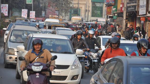 Commuters are facing a lot of problems due to increasing vehicular traffic in Dehradun. (HT Photo) Commuters are facing a lot of problems due to increasing vehicular traffic in Dehradun. (HT Photo)
