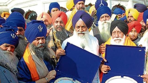 Akal Takht jathedar Giani Gurbachan Singh (centre) flanked by Budha Dal chief Baba Balbir Singh (left) and former ‘hazuri ragi’ (gurbani exponent) of the Golden Temple Jaswant Singh (right), who were awarded the Shiromani Sewa Ratan for ‘kar sewa’, in Amritsar on Tuesday. (Sameer Sehgal/HT) Akal Takht jathedar Giani Gurbachan Singh (centre) flanked by Budha Dal chief Baba Balbir Singh (left) and former ‘hazuri ragi’ (gurbani exponent) of the Golden Temple Jaswant Singh (right), who were awarded the Shiromani Sewa Ratan for ‘kar sewa’, in Amritsar on Tuesday. (Sameer Sehgal/HT)