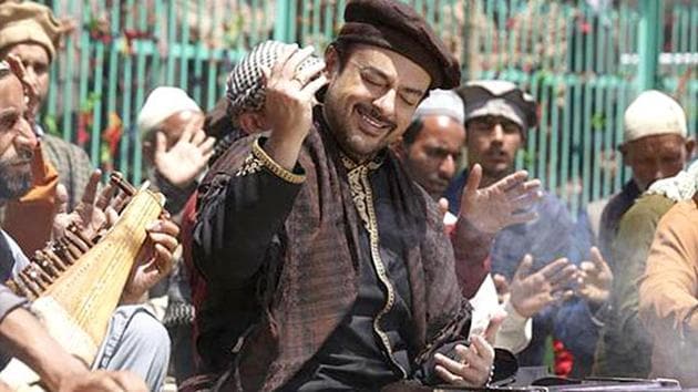 Adnan Sami in a still from Bhardo Jholi song in Bajrangi Bhaijaan. Adnan Sami in a still from Bhardo Jholi song in Bajrangi Bhaijaan.