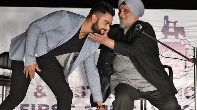 Virat Kohli takes Bishan Singh Bedi’s blessings during Delhi and District Cricket Association’s (DDCA) first Annual Conclave at Ferozshah Kotla Stadium in New Delhi on Wednesday. (PTI)