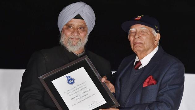 Former Delhi Cricket Captain Prakash Bhandari felicitates Bishan Singh Bedi. (PTI)