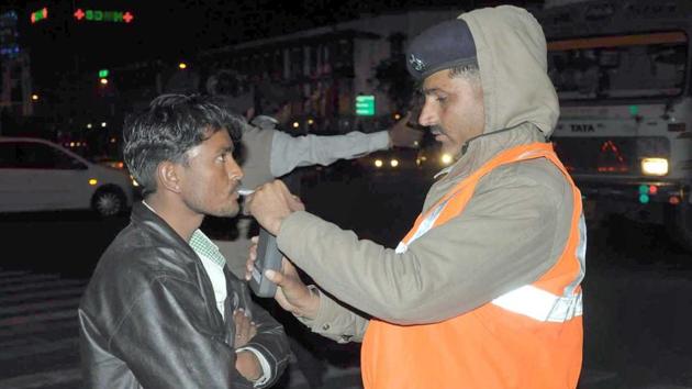 A traffic policeman tests a driver to see if he has consumed alcohol.(HT File/Photo for representative purpose only)