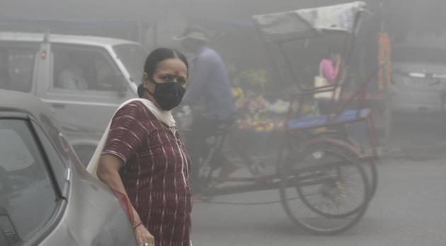 The minimum temperature in the city was recorded at 9 degree Celsius on Wednesday. According to IMD website, the sky will remain clear for two days, however, shallow fog may return on Friday. (Sushil Kumar/HT PHOTO) The minimum temperature in the city was recorded at 9 degree Celsius on Wednesday. According to IMD website, the sky will remain clear for two days, however, shallow fog may return on Friday. (Sushil Kumar/HT PHOTO)