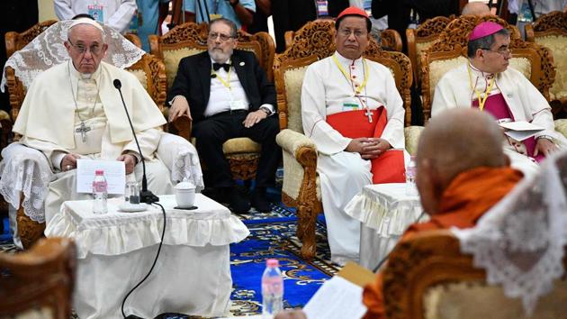 Pope Francis (L) attends a meeting with Bhaddanta Kumarabhivasma (front R), chairman of state Sanga Maha Nayaka Committee, and Buddhist monks in Yangon on November 29, 2017. (AFP Photo) Pope Francis (L) attends a meeting with Bhaddanta Kumarabhivasma (front R), chairman of state Sanga Maha Nayaka Committee, and Buddhist monks in Yangon on November 29, 2017. (AFP Photo)