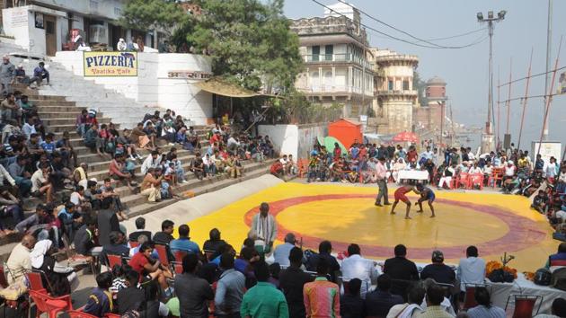 Khushi who practices in the arena two hours in the morning and evening, often with her brother thanked the temple priest for opening the doors of this traditional arena to young woman grapplers. The chief priest played “Laabhdayak Bapu”, or benefactor father, she said making a play on the Dangal hit song “Haanikarak Bapu”. (Rajesh Kumar / HT Photo) Khushi who practices in the arena two hours in the morning and evening, often with her brother thanked the temple priest for opening the doors of this traditional arena to young woman grapplers. The chief priest played “Laabhdayak Bapu”, or benefactor father, she said making a play on the Dangal hit song “Haanikarak Bapu”. (Rajesh Kumar / HT Photo)