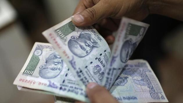 Three men cheated a 62-year-old woman of Rs 50,000 by promising to cure her of joint pain in her legs. (HT File) Three men cheated a 62-year-old woman of Rs 50,000 by promising to cure her of joint pain in her legs. (HT File)