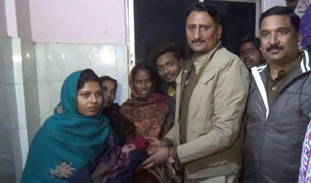 Vaishali district superintendent of police Rakesh Kumar handing over the child to his mother at Hajipur. (HT photo) Vaishali district superintendent of police Rakesh Kumar handing over the child to his mother at Hajipur. (HT photo)