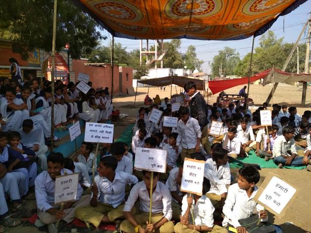 School students on dharna at their school at village Bambhori in Chhatarpur district demanding a new school building (HT Photo) School students on dharna at their school at village Bambhori in Chhatarpur district demanding a new school building (HT Photo)