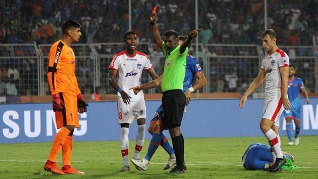 Gurpreet Singh Sandhu was sent off after needlessly challenging Manuel Lanzarote. (ISL)