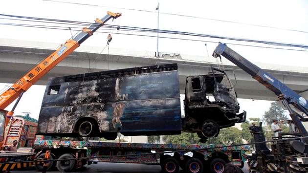 A police prison van, destroyed during clashes, is cleared from the road a day after the Tehreek-e-Labaik Pakistan called off nationwide protests, Islamabad, Pakistan, November 28, 2017 (REUTERS) A police prison van, destroyed during clashes, is cleared from the road a day after the Tehreek-e-Labaik Pakistan called off nationwide protests, Islamabad, Pakistan, November 28, 2017 (REUTERS)