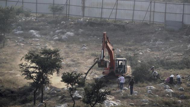 Over 10,000 trees have been axed from a 52-acre plot in Faridabad’s Sarai Khajwa village for a group housing project.(HT File Photo) Over 10,000 trees have been axed from a 52-acre plot in Faridabad’s Sarai Khajwa village for a group housing project.(HT File Photo)