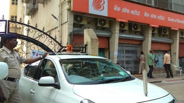 Thieves looted 30 lockers of the Bank of Baroda’s Sanpada branch between November 10 and 12 by digging a 30-foot-long tunnel from a nearby shop. (HT File) Thieves looted 30 lockers of the Bank of Baroda’s Sanpada branch between November 10 and 12 by digging a 30-foot-long tunnel from a nearby shop. (HT File)
