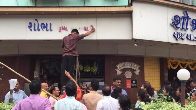 In July, MNS workers objected to two shops in Prabhadevi displaying Gujarati signboards and removed them forcibly. (HT File) In July, MNS workers objected to two shops in Prabhadevi displaying Gujarati signboards and removed them forcibly. (HT File)