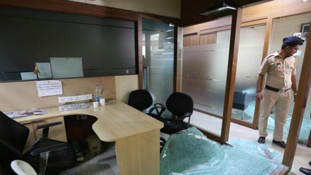 Around 10.15am, eight to 10 MNS workers barged in and smashed glass cabins as well as the glass in the reception area of the Congress office near CSMT with stones and sticks. (HT Photo) Around 10.15am, eight to 10 MNS workers barged in and smashed glass cabins as well as the glass in the reception area of the Congress office near CSMT with stones and sticks. (HT Photo)