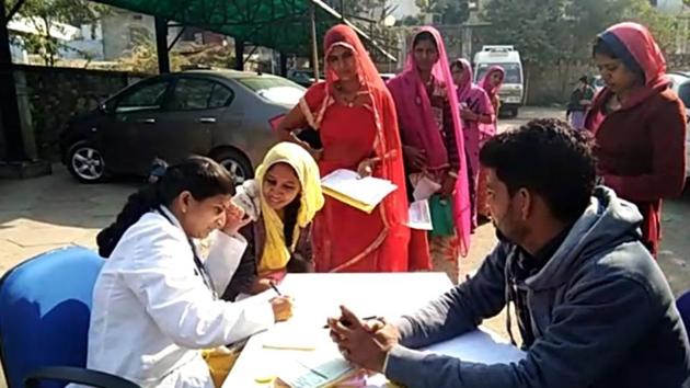 Doctors examine patients outside a hospital in Ajmer on Friday as a mark of protest against the transfer of their association’s office-bearers.(HT Photo)