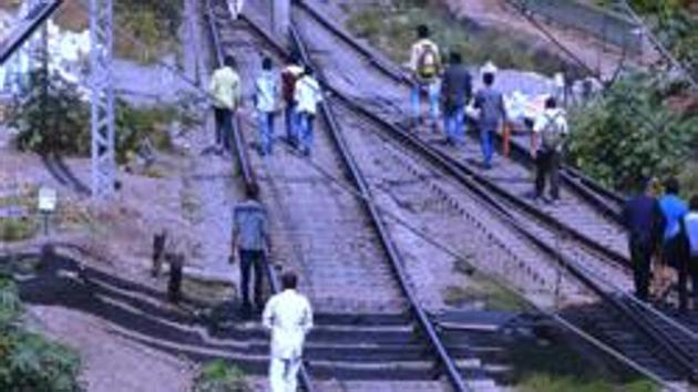 People walk on railway tracks on the Harbour line route in Mumbai. (HT File Photo/Representative image) People walk on railway tracks on the Harbour line route in Mumbai. (HT File Photo/Representative image)