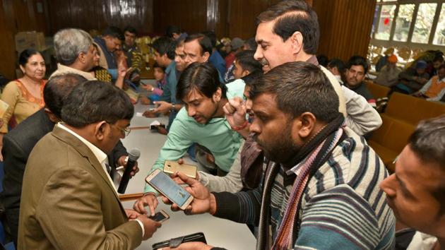 People at the draw of DDA housing scheme at Vikas Sadan in New Delhi on Thursday.(Sushil Kumar/HT PHOTO)