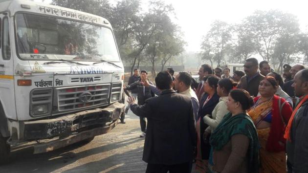Dehradun mayor Vinod Chamoli flagging off a garbage truck at the waste management facility at Shishambara in Dehradun on Friday. (HT Photo.) Dehradun mayor Vinod Chamoli flagging off a garbage truck at the waste management facility at Shishambara in Dehradun on Friday. (HT Photo.)