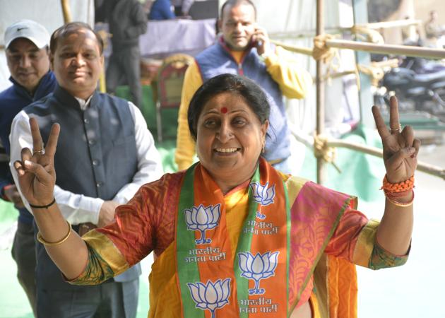 Asha Sharma flashes the victory sign after being elected Ghaziabad mayor on Friday. (Sakib Ali/HT PHOTO) Asha Sharma flashes the victory sign after being elected Ghaziabad mayor on Friday. (Sakib Ali/HT PHOTO)