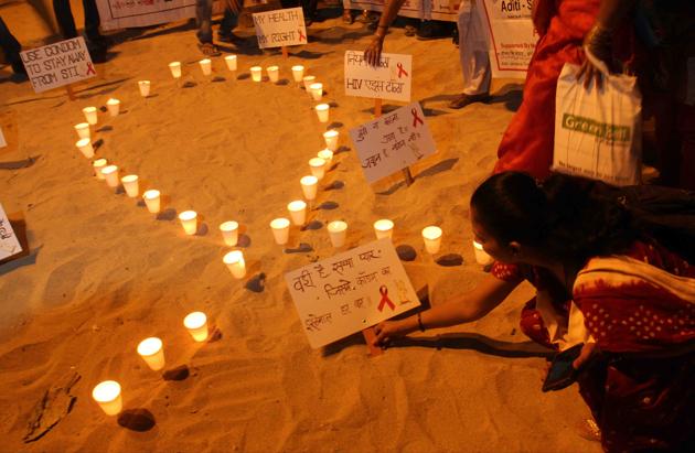 A candle light march was organised on the occasion of World AIDS Day from Juhu Koliwada to Juhu Beach, on Friday. (Pramod Thakur/HT) A candle light march was organised on the occasion of World AIDS Day from Juhu Koliwada to Juhu Beach, on Friday. (Pramod Thakur/HT)