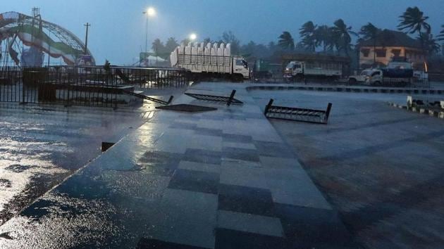 Heavy rains hammered the coastal areas of both the states. National Disaster Response Force (NDRF) and army personnel are on standby as heavy rains and winds are expected to continue for the next 12 hours. (Vivek Nair / HT Photo) Heavy rains hammered the coastal areas of both the states. National Disaster Response Force (NDRF) and army personnel are on standby as heavy rains and winds are expected to continue for the next 12 hours. (Vivek Nair / HT Photo)