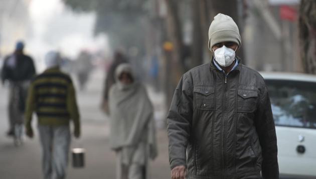 A man wears a pollution mask as he walks on a cold morning in Mayur Vihar in New Delhi, India, on November 24, 2017. (HT File Photo) A man wears a pollution mask as he walks on a cold morning in Mayur Vihar in New Delhi, India, on November 24, 2017. (HT File Photo)