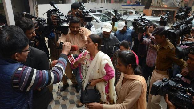 RJD leader Rabri Devi is surrounded by reporters as she enters the ED zonal office in Patna on Saturday.(Santosh Kumar/HT photo)