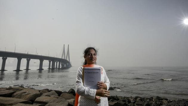 Monika More, a social worker and student, in Bandra, by the sea link. The 18 year-old lost her both hands in railway accident after she slipped in the gap between the local train and platform. Later, she received artificial hands and cleared her HSC exams with 63 per cent. She now works in creating awareness about the dangers of boarding a moving train and also crossing unmanned tracks. (Kunal Patil / HT Photo) 