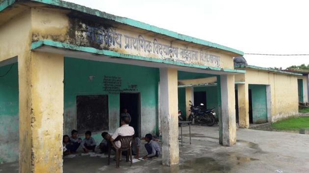 Children at a worn out state-run primary school building at Khanpur in Haridwar. (HT Photo) Children at a worn out state-run primary school building at Khanpur in Haridwar. (HT Photo)