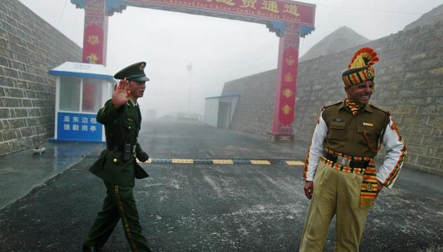 (FILES) This file photo taken on July 10, 2008 shows a Chinese soldier (L) next to an Indian soldier at the Nathu La border crossing between India and China in Sikkim. (AFP) (FILES) This file photo taken on July 10, 2008 shows a Chinese soldier (L) next to an Indian soldier at the Nathu La border crossing between India and China in Sikkim. (AFP)
