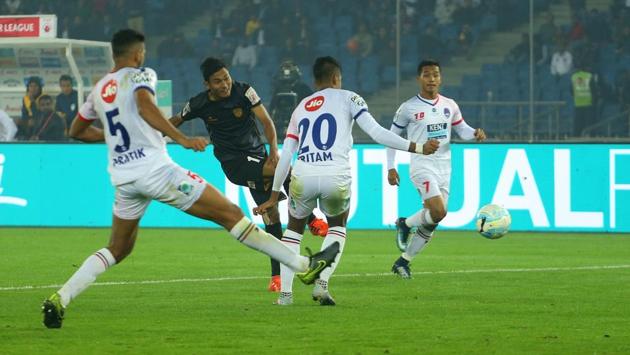 Hali Charan Narzary of NorthEast United shoots for goal.  (ISL / SPORTZPICS) 